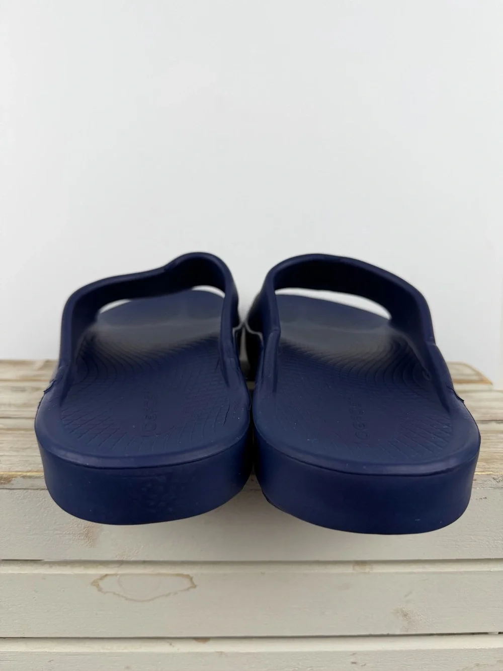 OOFOS Recovery slides in navy impact-absorbing foam technology unisex W11 M9